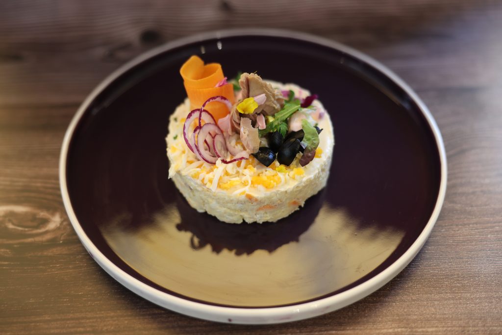 Ensaladilla rusa al estilo Cortijo Chico con mayonesa artesana y ventresca de atún.