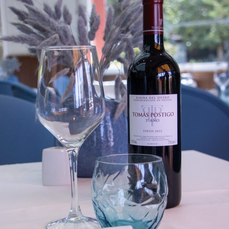 Maridaje de vino tinto Tomás Postigo en restaurante gastronómico de Málaga.